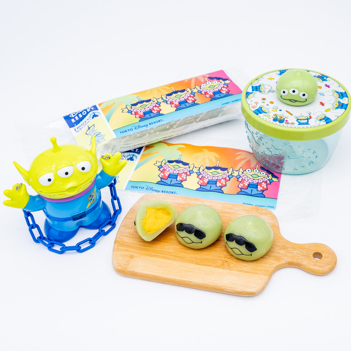 MezzoMikiD's tweet photo. サングラスをかけたクールなリトルグリーンメンたち！
東京ディズニーリゾート・フローズンセレクション 
夏限定リトルグリーンまん（マンゴー味） 販売中☆
https://t.co/TGRIwqp8LW https://t.co/y5ho62esnR