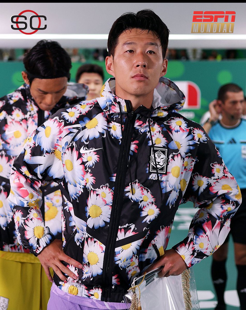 UpdateKBoys's tweet photo. LINDO DE SE VER! Na partida mais recente da Coreia do Sul na Copa do Mundo 2026, foi possível ver os jogadores usando uma jaqueta em colaboração da NIKE com a marca do G-Dragon (BIGBANG), PEACEMINUSONE. https://t.co/shGMlQjPd0