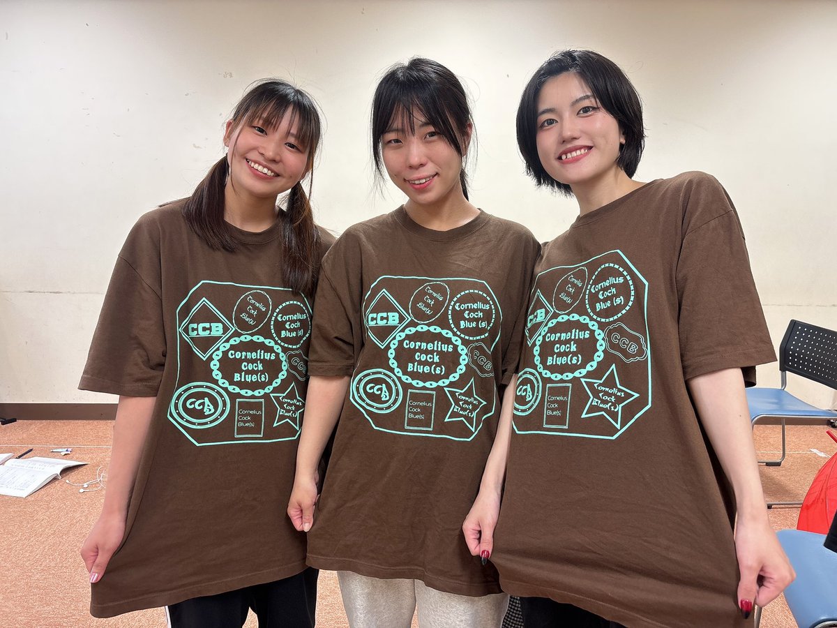inuyama556's tweet photo. 『雨、雨。』稽古の時に着てるTシャツがまどまどと被ることが多いのは今回セットだからなのかな…？
蒲生さんとルビーのニコイチ感？セット感みたいなのも楽しんでいただけたら嬉しいです。
Bチームいっぱいの人が観にきてくれたら嬉しいな…
https://t.co/6frdqQQ6TP https://t.co/6Y3JyPrpdt