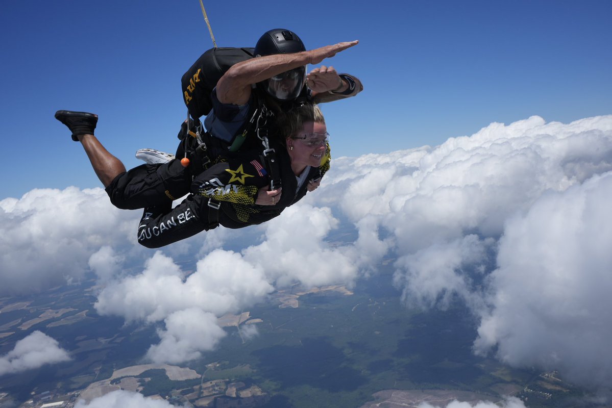 lilysinclair40's tweet photo. Thankful for a job that lets me do fun stuff! ✨🇺🇸
@ArmyGK thank you!!! https://t.co/XxXuG8Xl7E