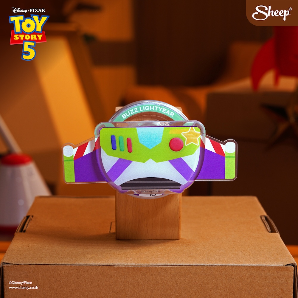 Applesheepth's tweet photo. #SHEEPcollab #ToyStory5 #PhoneGrip

UNPLUG. BE YOU. เล่นกับ SHEEP ใน Toy Story 5 Collection ได้แล้ววันนี้!

SHEEP Phone Grip - Toy Story 5
ที่แปะมือถือดีไซน์ของเล่นย่อส่วน มีให้เลือกถึง 4 แบบ!

🩵 Toy Story 5 (เขย่าเล่นได้)
รวมแก๊ง Toy Story 5 อย่าง Rex, Slinky Dog, Aliens, Forky และ Hamm ในกล่องของเล่น สามารถเขย่าเล่นได้

🤎 The Cowboy (กลิ้งลูกบอลให้ลงมุม)
Woody บนพื้นหลังรูปดาวสีน้ำตาล และข้อความ “Let’s ride COWBOY” พร้อมลูกบอลด้านใน สามารถกลิ้งเล่นให้ลงมุมดาวได้

💜 The Ranger (กางปีกได้)
ดีไซน์ชุดของ Buzz Lightyear มีปุ่ม Control และปีกด้านข้างที่สามารถกางออกได้

💚 Rex Roar (เขาวงกตลูกบอล)
ดีไซน์ไดโนเสาร์ Rex เป็นเขาวงกต พร้อมลูกบอลด้านในให้กลิ้งออกจากเขาวงกต

☑️ แม่เหล็กติดแน่น เกี่ยวมือถือกันร่วง
☑️ ตั้งมือถือเวลาใช้งาน ดูวิดีโอต่าง ๆ ในแนวนอน
☑️ ใช้ได้กับเคสมือถือทุกรุ่นที่มี MagSafe

PLAY NEVER GOES OUT OF STYLE!
SHEEP Phone Grip - Toy Story 5
Price 349 THB

📤 พร้อมบริการส่งด่วนพิเศษ ฟรีทั่วไทย!
Shop: Toy Story 5 Collection
👉 https://t.co/sj8ll3q3BN