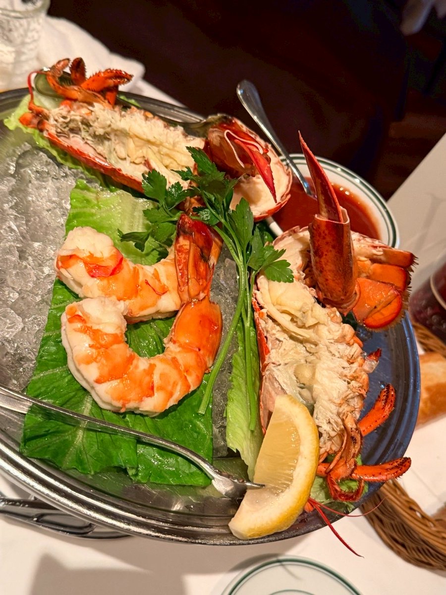 Astro_AgeTaro's tweet photo. ウルフギャングのTボーンステーキ🥩
28日間熟成させたお肉、外はカリカリ中はジューシーの焼き具合。これは美味しい😋
しかし、どこ���アメリカンステーキハウスも高級ファミレスといった雰囲気😅
#グルメ https://t.co/nJrTLsVwCo