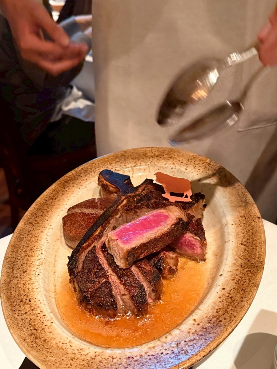 Astro_AgeTaro's tweet photo. ウルフギャングのTボーンステーキ🥩
28日間熟成させたお肉、外はカリカリ中はジューシーの焼き具合。これは美味しい😋
しかし、どこ���アメリカンステーキハウスも高級ファミレスといった雰囲気😅
#グルメ https://t.co/nJrTLsVwCo
