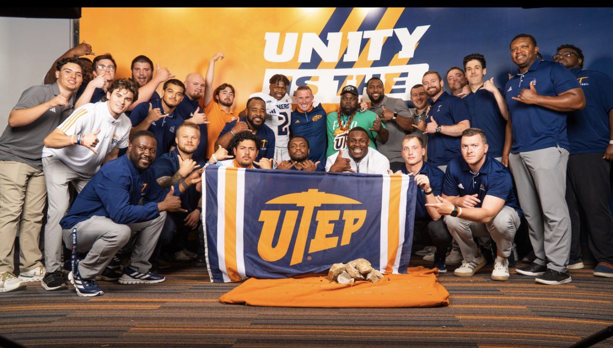 14ChrisHunter's tweet photo. STAMPED✍🏽!! @CoachPickOC @Earvin_Moore @CoachLGeorge @carterhankins11 @posey_gage 
#PicksUp https://t.co/rXzNTrZbYx