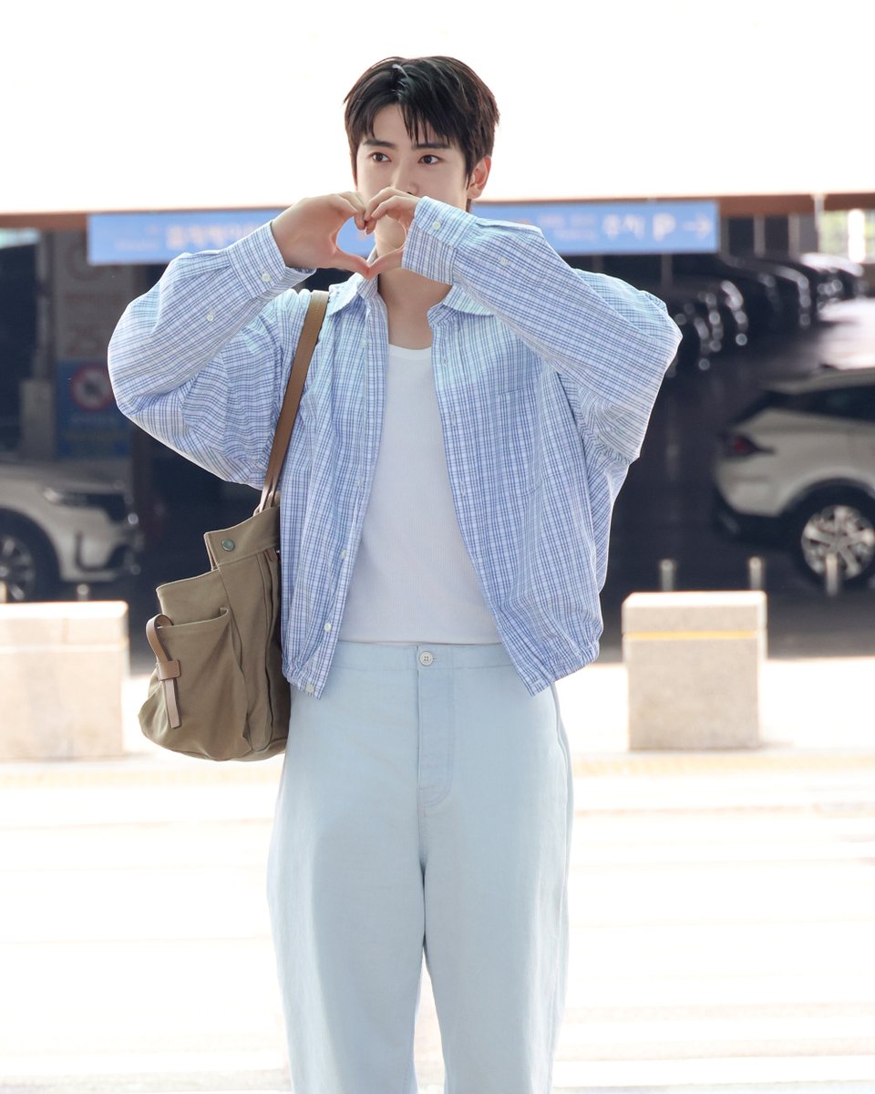 prada_japan's tweet photo. #プラダ アンバサダーのジェヒョンが、プラダのルックでインチョンに登場。

#PradaPeople #Prada #Jaehyun https://t.co/MYlfE9OqJI