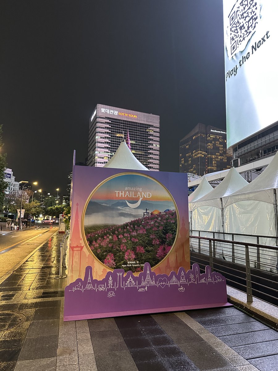 Dfsyin's tweet photo. @Solenn_Ent @srchafreen Freen, mai paen rai.
We still have plenty of chances to meet. 
Meet up fan to have Korean BBQ first then headed to sign-in LED. 
Drizzling 🌧️, sort of romantic walking with ☂️ and did our recordings 🤪 https://t.co/RbEFhHg2Fx