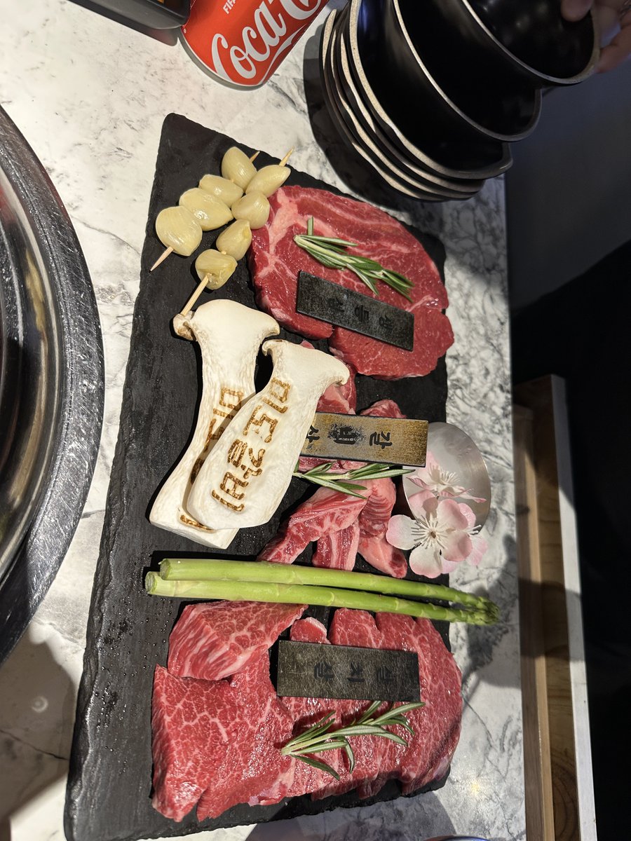 Dfsyin's tweet photo. @Solenn_Ent @srchafreen Freen, mai paen rai.
We still have plenty of chances to meet. 
Meet up fan to have Korean BBQ first then headed to sign-in LED. 
Drizzling 🌧️, sort of romantic walking with ☂️ and did our recordings 🤪 https://t.co/RbEFhHg2Fx