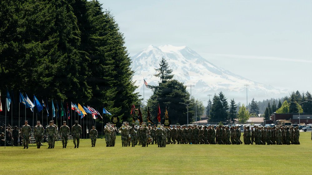 fighterlover9's tweet photo. 7th ID and 1st MDTF held a redesignation ceremony June 18 at Joint Base Lewis-McChord, to case the 1st MDTF Headquarters and 7th ID Headquarters Support Company colors and uncase the 7th ID (Multi-Domain Command-Pacific) Headquarters and Headquarters Battalion colors. https://t.co/zNtJrT5leH