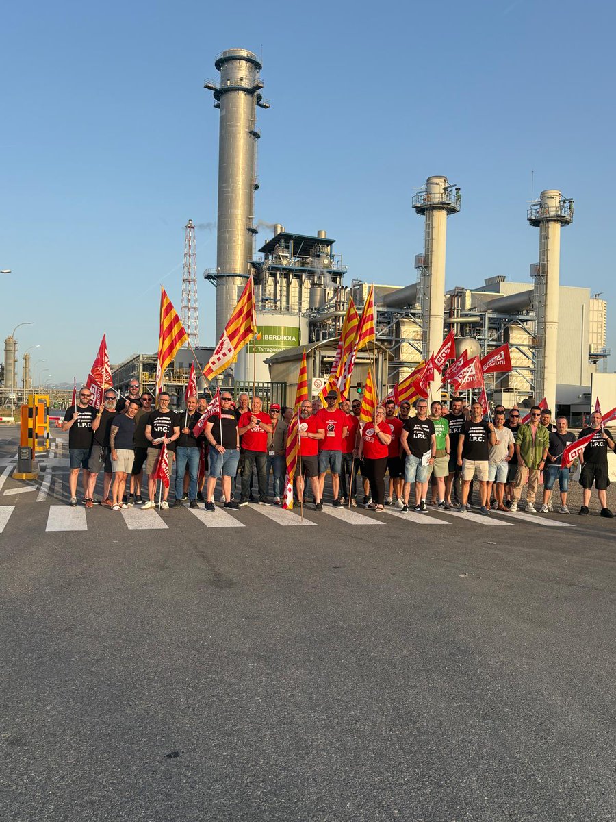 Industria_CCOO's tweet photo. La huelga es un éxito en @iberdrola: La plantilla exige un convenio justo que reconozca su aportación a unos resultados históricos

Hoy ha sido un día caliente en la eléctrica 🔥🔥🔥

https://t.co/fTZDgMNvj7 https://t.co/dclTKxU0Vb