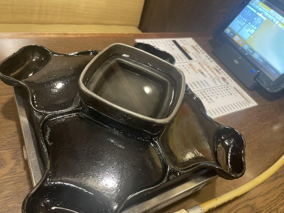 AngenKun's tweet photo. なんか不思議な焼肉
真ん中のお湯で茹で野菜を作り、最高4人参加可能な各自陣にて肉を焼ける
ラムがめっちゃ美味しかった
端っこで余分な脂を落とすけど、我はそこで肉を揚げる暴挙に出てみた。野菜も肉もラム風味になったw https://t.co/MNmBxvHPeN