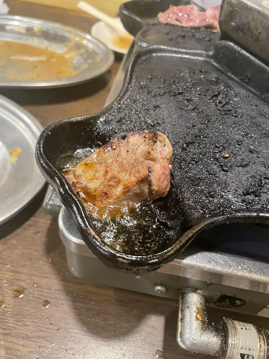 AngenKun's tweet photo. なんか不思議な焼肉
真ん中のお湯で茹で野菜を作り、最高4人参加可能な各自陣にて肉を焼ける
ラムがめっちゃ美味しかった
端っこで余分な脂を落とすけど、我はそこで肉を揚げる暴挙に出てみた。野菜も肉もラム風味になったw https://t.co/MNmBxvHPeN
