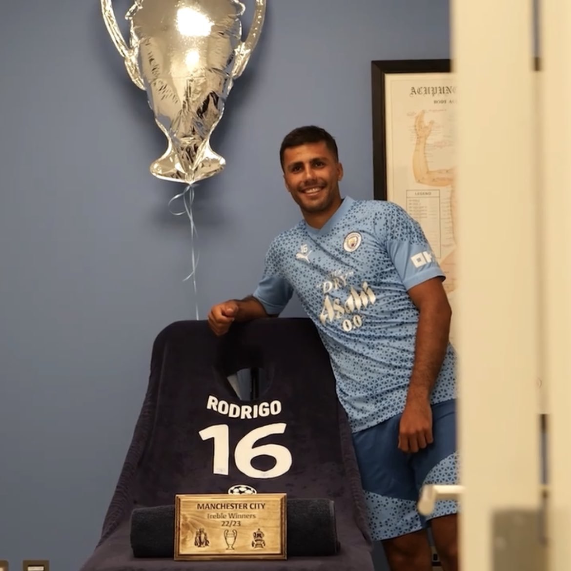 City_Xtra's tweet photo. Three years ago today, Rodri was presented with a shrine by #ManCity teammates in honour of his #UCL final winning goal and Treble success after returning after his summer holidays. 🥹🩵 https://t.co/sbonfsWng9