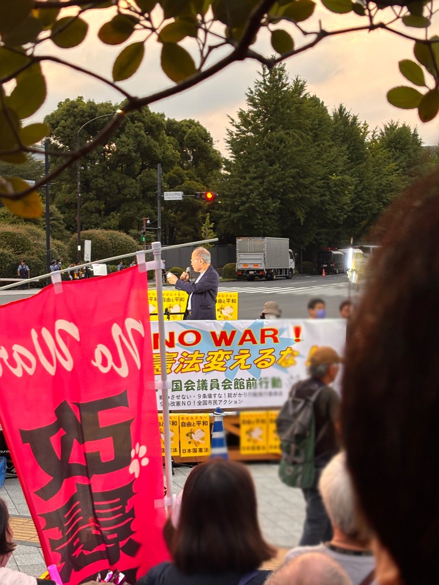 Lmzjqjef1LxBVmT's tweet photo. @nico_nico_news 国会前、ステージ正面で参加しました。国民投票法改正法案に賛成した有田議員が登壇した時はすごい空気に…、帰れコールをする人3割、黙り込む人4割、状況を知らない人3割という感じ。本人がこの場で説明する、と事前に投稿していたが言及なし。#国会前行動0619 https://t.co/zuVGIEjnWt