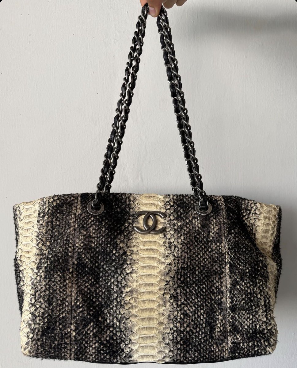 HardestFitPics's tweet photo. Chanel 2011 wooled python zip shoulder bag https://t.co/8p0jW7j4PW