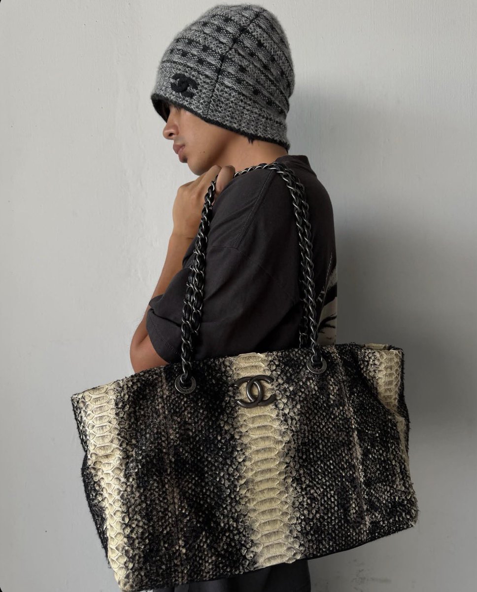 HardestFitPics's tweet photo. Chanel 2011 wooled python zip shoulder bag https://t.co/8p0jW7j4PW