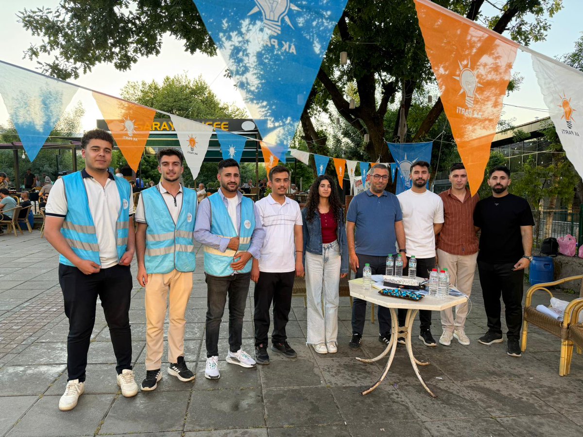 akgenclikmus's tweet photo. Üyelik çalışmalarımız kapsamında kurduğumuz standımızın ilk gününde hemşehrilerimizle bir araya geldik.

AK Parti ailemize katılan yeni üyelerimize teşekkür ediyor, destekleriyle gücümüze güç katan tüm vatandaşlarımıza şükranlarımızı sunuyoruz.

#AKParti #ÜyeOl #BirlikteGüçlüyüz https://t.co/oKRkhobYQk