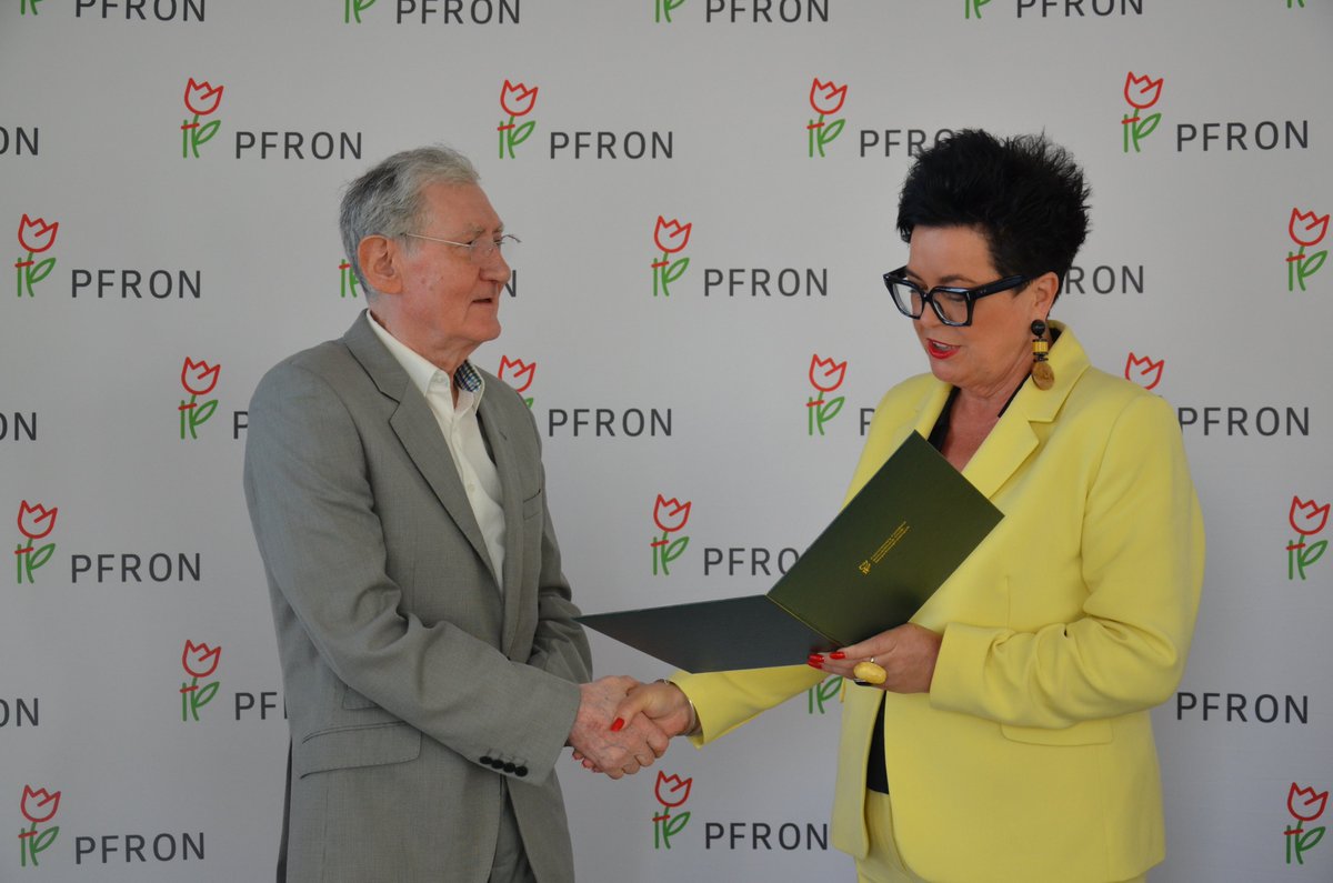 funduszpfron's tweet photo. 📸 Dziś w siedzibie #PFRON odbyło się inauguracyjne posiedzenie Międzynarodowej Rady Programowej Kwartalnika „Niepełnosprawność – zagadnienia, problemy, rozwiązania”, z udziałem #BożenaBorowiec Zastępcy Prezesa Zarządu ds. Programowych. 

W programie spotkania znalazły się m. in.:
 ▪️wręczenie aktów powołania członkom Rady na kadencję 2026 –2029,
▪️ omówienie planowanych wydań kwartalnika,
▪️prezentacja działań związanych z upowszechnianiem czasopisma,
▪️ dyskusja na temat kierunków dalszego rozwoju i podejmowanej problematyki.

Dziękujemy członkom Rady za zaangażowanie oraz cenne opinie, które będą wspierać rozwój kwartalnika i upowszechnianie wiedzy na temat niepełnosprawności.

📢 Zachęcamy również do nadsyłania artykułów do naszego kwartalnika. To przestrzeń do prezentacji wyników badań, analiz, dobrych praktyk i doświadczeń związanych z tematyką niepełnosprawności. 

Więcej informacji: https://t.co/IP9kgoTvlA

#Niepełnosprawność #Kwartalnik #Dostępność #WłączenieSpołeczne