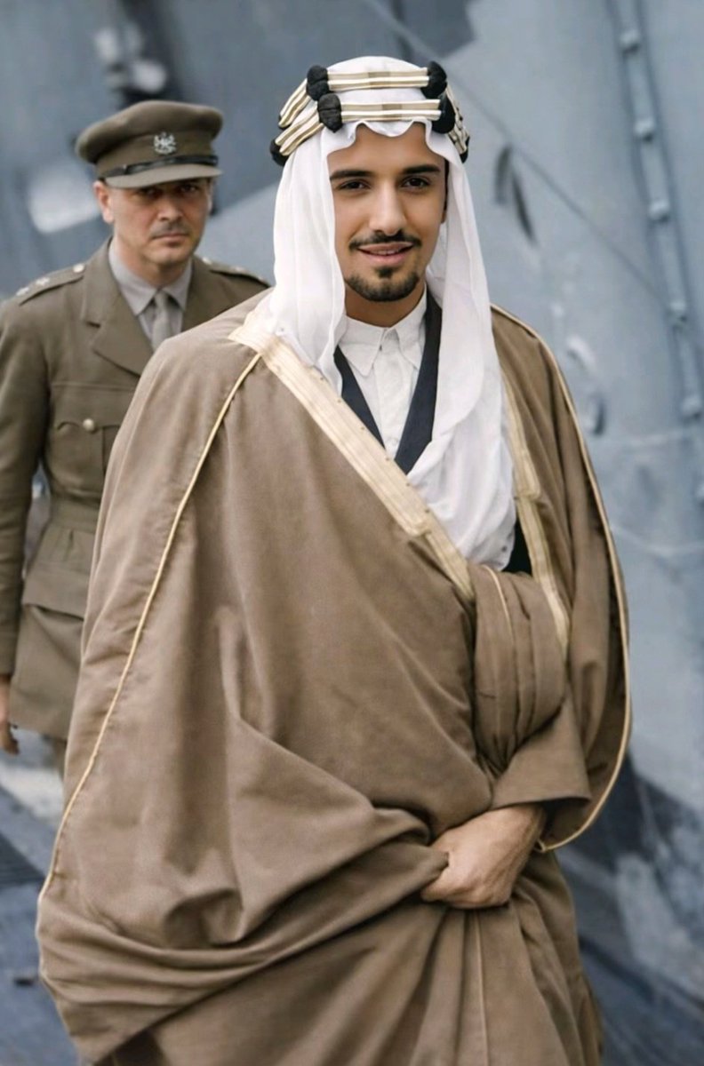 Mahamdsalem36's tweet photo. الأمير منصور بن عبد العزيز آل سعود في طفولته كان يُوصف بأنه من الأبناء المقربين جدًا إلى والده عبد العزيز بن عبد الرحمن آل سعود وكان يتمتع بشخصية ذكية وحادة منذ الصغر. وُلد في الرياض عام 1918 تقريبًا
 ونشأ داخل قصر الحكم في فترة كانت الدولة السعودية الحديثة لا تزال في طور التأسيس. 
بحكم نشأته كأحد أبناء الملك عبدالعزيز
 تلقّى تربية تجمع بين :
التعليم الديني : القرآن والفقه واللغة العربية على يد مشايخ القصر.
التدريب العسكري والفروسيّة : ركوب الخيل استخدام السلاح ، والانضباط البدوي.
المجالس السياسية : كان يشاهد والده وهو يستقبل الوفود والزعماء ، وهذا صقل شخصيته مبكرًا.
يُقال إن الأمير منصور كان جريئًا ، سريع البديه وله حضور قوي رغم صغر سنه ، ولهذا عُيّن لاحقًا أول وزير دفاع فعلي للمملكة وهو لا يزال شابًا نسبيًا. لكنه توفي مبكرًا عام 1951 في باريس عن عمر 32–33 عامًا لذلك بقيت سيرته مرتبطة بصورة الأمير الشاب الطموح الذي رحل مبكرًا.