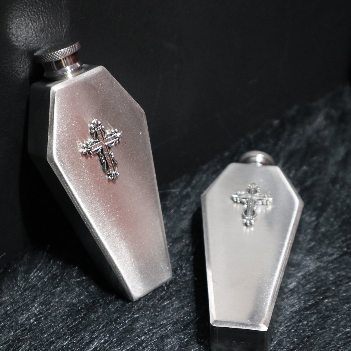 MABOROSHI_info's tweet photo. ⚰️棺桶型スキットル（金属水筒） 2,500円

新入荷！ 小ぶりな100mlサイズで水、お酒、化粧品などの持ち歩き用に。お店の中の人がほしいという理由で仕入れた品。聖水を入れておけば急にヴァンパイアに襲われても安心🧛‍♂️ https://t.co/LIW2VrineQ