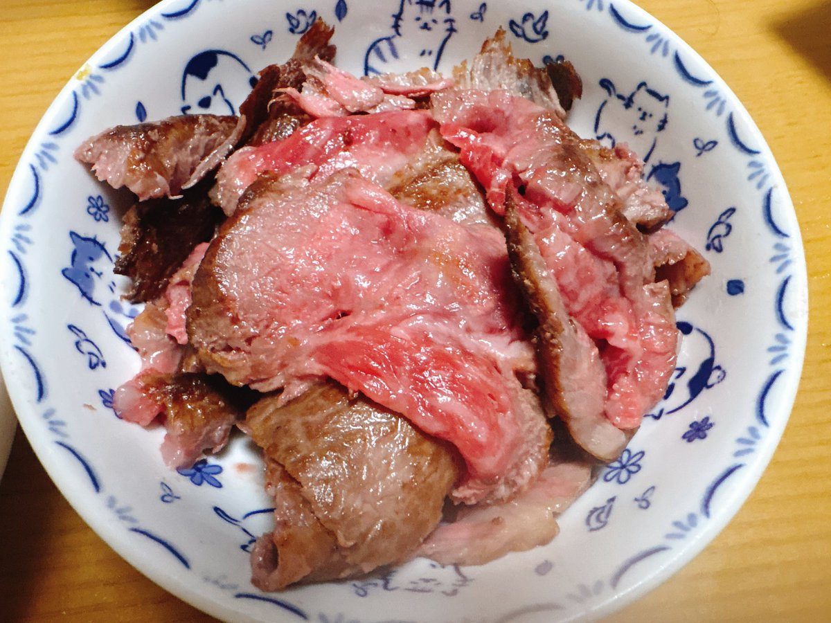 EGsatetsu's tweet photo. 最後の塊肉をつかって、牛肉のユッケと牛たたき作った🐮
味の感想ですが、うますぎて馬になった🌸 https://t.co/AO7d9hQ87d