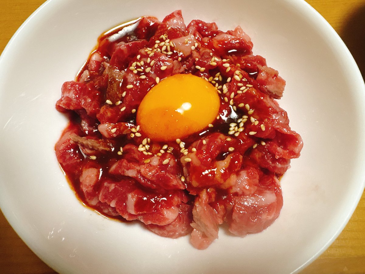 EGsatetsu's tweet photo. 最後の塊肉をつかって、牛肉のユッケと牛たたき作った🐮
味の感想ですが、うますぎて馬になった🌸 https://t.co/AO7d9hQ87d
