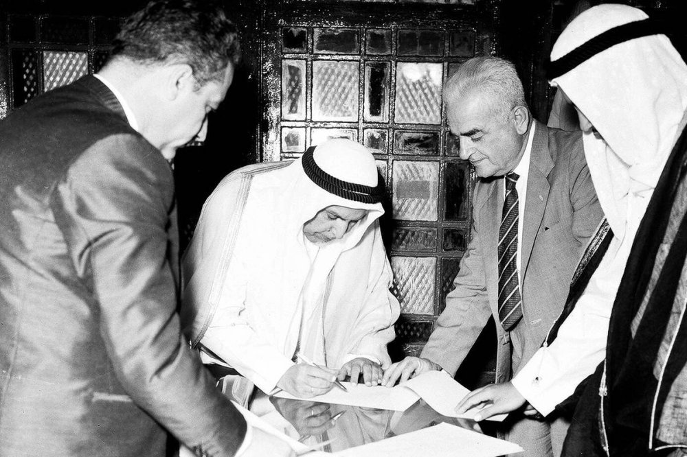 ahmad_dahi80's tweet photo. 🇰🇼 في مثل هذا اليوم من 19 يونيو عام 1961م لم يُعلن الاستقلال كحدثٍ سياسي فحسب، بل كتحوّلٍ تاريخي أعاد صياغة هوية وطن.

في عهد الشيخ عبدالله السالم الصباح، انتقلت الكويت من مرحلة الحماية إلى مرحلة السيادة الكاملة، لتبدأ ملامح دولة حديثة تُبنى على الدستور والمؤسسات، وتنهض بإرادة شعبٍ آمن بمستقبله.كان الاستقلال نقطة الانطلاق لا النهاية… ومنه بدأت قصة وطنٍ يكتب مجده بثبات، ويصون مكانته بين الأمم.

#استقلال_الكويت #الكويت #ذكرى_الاستقلال
