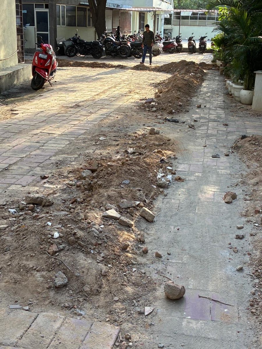 rwanarmada's tweet photo. @PMOIndia @CMODelhi @official_dda @LtGovDelhi  
Residents of Narmada Apartments,Vasant Kunj are facing serious inconvenience due to construction debris, excavated soil, and malba left behind by a DDA contractor long aftercompletion of the work.#Delhi #VasantKunj #SwachhBharat https://t.co/T9cw7OE5Zk