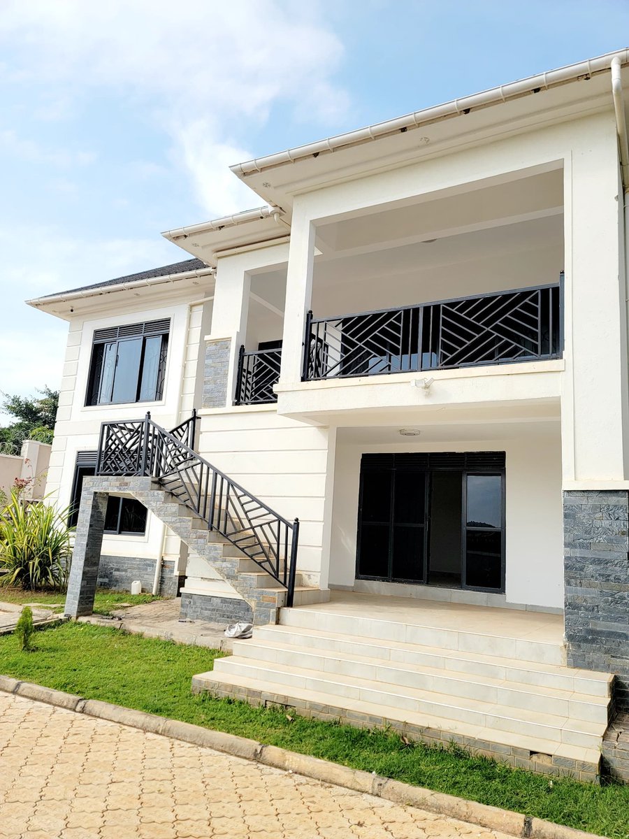 PropertiesMak's tweet photo. 🏡 FOR SALE | Kitende Kagga, Entebbe Road

5 Bedrooms | 2 Sitting Rooms | Dining | Kitchen | Garage

📍 45 Decimals with Title
💰 UGX 530M (Negotiable)

📧 connect@makproperties.org
🌐 https://t.co/vov59j1FSr

#HouseForSale #KitendeKagga #EntebbeRoadProperty #MakProperties https://t.co/SHc3XE8Ota