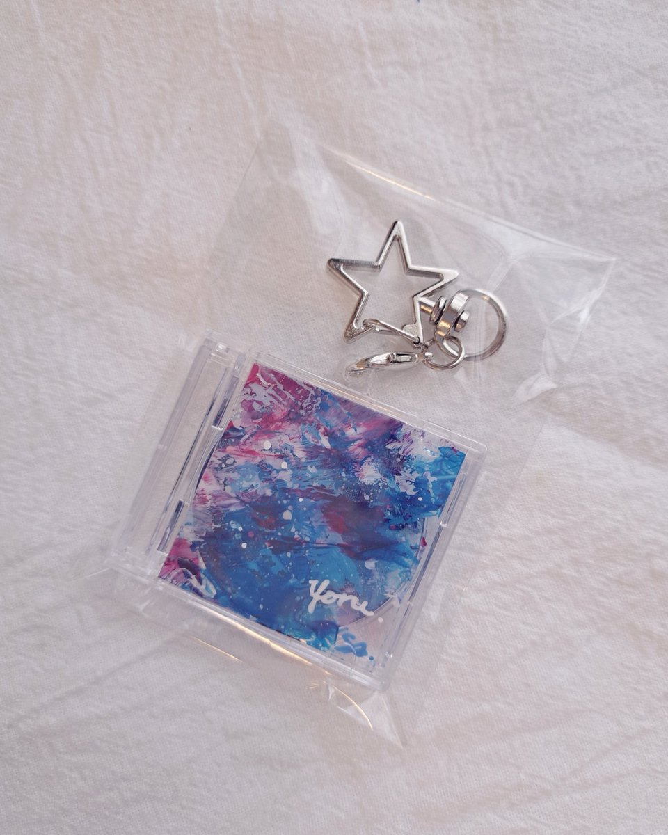 sayka_f's tweet photo. 今回初めて製作したCD型キーホルダー、金具が取り外しづらいですが、外すとケース空けてCD取り出すこともできます！
曲は聴けないですが、それぞれの色がどんな音楽か想像して楽しんでもらえたら嬉しいです♪
ちなみにイメージでつけたタイトル、中には読めないのもあります(笑)
10個のみの販売です！ https://t.co/XmvryzVtzI