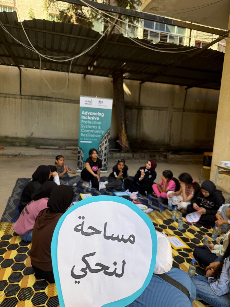 AbaadMENA's tweet photo. تشرّفت منظمة أبعاد اليوم باستقبال وزيرة شؤون التنمية الدولية البريطانية، البارونة جيني تشابمان (Jenny Chapman) وسفارة بريطانيا في لبنان اليوم لمركز نزوح في صيدا - جنوب لبنان.

​تأتي هذه الزيارة في إطار الاطلاع على استجابة منظمة أبعاد الطارئة داخل مراكز الإيواء، ومتابعة لجولة باص "جينا الدار" الذي تسعى أبعاد من خلاله إلى تقديم خدمات الحماية والدعم النفس-اجتماعي للمجتمعات المتأثرة بالأزمات الراهنة.

​خلال الزيارة، عُقد لقاء سريع مع فريق أبعاد ومدير المركز لمناقشة أوضاع النازحين/ات والتحديات التي يواجهونها، تلاها جولة تفاعلية التقت خلالها البارونة بالمشاركين/ات واستمعت إلى احتياجاتهم/ن.
​
كما وعاين الوفد الأنشطة المتكاملة التي تنفذها أبعاد لكافة الفئات (نساء، رجال، أطفال، ويافعين/ات)، والتي تُركّز على:
- التوعية بآليات الحماية والتكيف أثناء الأزمات.
- التعبير وتفريغ الضغوط عبر الفن.
- عروض تفاعلية ومسرح دمى للأطفال لرفع الوعي حول سبل الحماية من الاساءة.