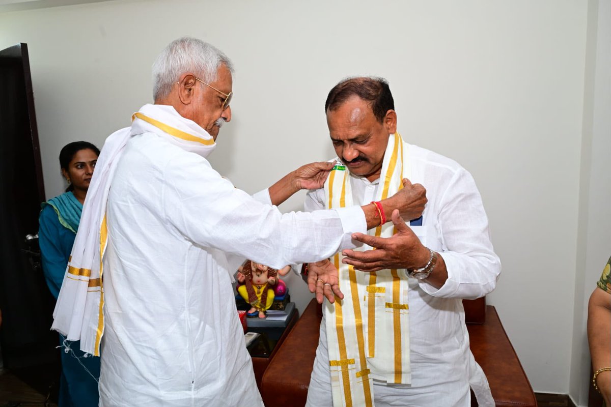 MKodandaReddy's tweet photo. తెలంగాణ వ్యవసాయ మరియు రైతు సంక్షేమ కమిషన్ చైర్మన్ శ్రీ కోదండ రెడ్డి  మరియు కమిషన్ సభ్యులు శ్రీమతి భవాని రెడ్డి గార్లు ఈరోజు కమిషన్ రూపొందించిన **"పంటల మార్పిడి (క్రాప్ డైవర్సిఫికేషన్) తుది నివేదిక"**ను తెలంగాణ ప్రదేశ్ కాంగ్రెస్ కమిటీ అధ్యక్షులు, ఎమ్మెల్సీ శ్రీ మహేష్ కుమార్ గౌడ్ గారికి మర్యాదపూర్వకంగా సమర్పించడం జరిగింది.

@TelanganaCMO 
@revanth_anumula 
@Bhavanireddy_M