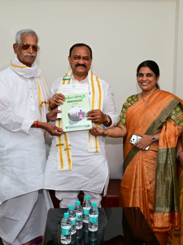 MKodandaReddy's tweet photo. తెలంగాణ వ్యవసాయ మరియు రైతు సంక్షేమ కమిషన్ చైర్మన్ శ్రీ కోదండ రెడ్డి  మరియు కమిషన్ సభ్యులు శ్రీమతి భవాని రెడ్డి గార్లు ఈరోజు కమిషన్ రూపొందించిన **"పంటల మార్పిడి (క్రాప్ డైవర్సిఫికేషన్) తుది నివేదిక"**ను తెలంగాణ ప్రదేశ్ కాంగ్రెస్ కమిటీ అధ్యక్షులు, ఎమ్మెల్సీ శ్రీ మహేష్ కుమార్ గౌడ్ గారికి మర్యాదపూర్వకంగా సమర్పించడం జరిగింది.

@TelanganaCMO 
@revanth_anumula 
@Bhavanireddy_M