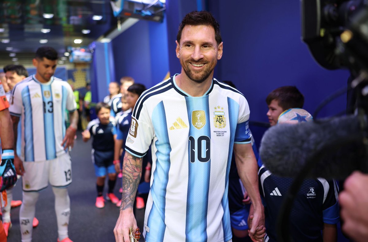 MessiLeoBrasil_'s tweet photo. Pensar que um hat-trick desse cara, traumatizou uma galera aí e tá quase acabando com o vestiário de uma seleção.😂🐐🇦🇷 https://t.co/PRJXXaz2g1