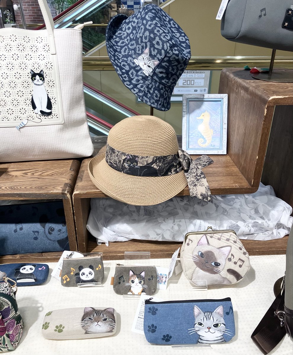 nekomaru_mido's tweet photo. そごう千葉店  9階　
三省堂前イベントスペース
22日（月）まで出店しています（＝^ェ^=）
最終日は17時閉場。他の日は20時まで営業しています。
あいにくの雨降りな週末になりそうですが、お時間ありましたら覗いてみて下さい🐾
＃そごう千葉店　＃猫バッグ　＃猫雑貨
#猫グッズ　＃手描きイラスト https://t.co/lKZQppzsAJ