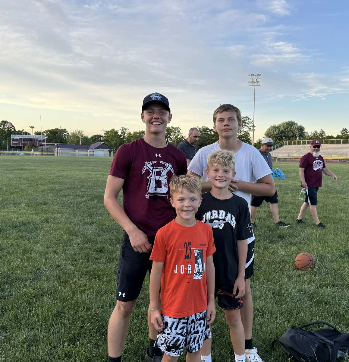 LincRehrig's tweet photo. Had a blast working with the Youth Slaters at camp this week 🏈 

Keep putting in the work and good luck this season!  

#Slaternation #FutureSlaters

@BSlatersFB @ryanrehrig @HunterHop64 @johnny_yepez55 @HurdLucas29 @KrugerBrod14070 @ChaseBrenn99877 https://t.co/8Jd6ba6acX