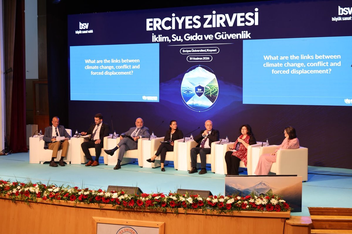 ProfFatihAltun's tweet photo. Erciyes Zirvesi - 1 kapsamında düzenlenen “İklim Değişikliği ve Jeopolitik” başlıklı panelde; iklim değişikliğinin su kaynakları, gıda üretimi, insan hareketliliği, göç süreçleri ve bölgesel güvenlik üzerindeki etkileri ele alındı.

Kapadokya Üniversitesi Rektörü Prof. Dr. Hasan Ali Karasar’ın moderatörlüğünde gerçekleştirilen panelde; Karim Elgendy, Prof. Dr. Levent Kurnaz (@leventkurnaz), Deniz Ataç, Gökçe Yörükoğlu, Daniela Cicchella ve Nabil Gangi bilimsel veriler ve kurumsal deneyimler ışığında önemli değerlendirmelerde bulundu.

Erciyes Üniversitesi olarak; iklim krizinin küresel ve bölgesel etkilerinin bilimsel zeminde tartışılmasına, ortak aklın güçlenmesine ve sürdürülebilir gelecek için çözüm odaklı politikaların geliştirilmesine katkı sunmaktan memnuniyet duyuyoruz.

Zirvemize katkı sunan tüm konuşmacılarımıza ve katılımcılarımıza teşekkür ediyorum.