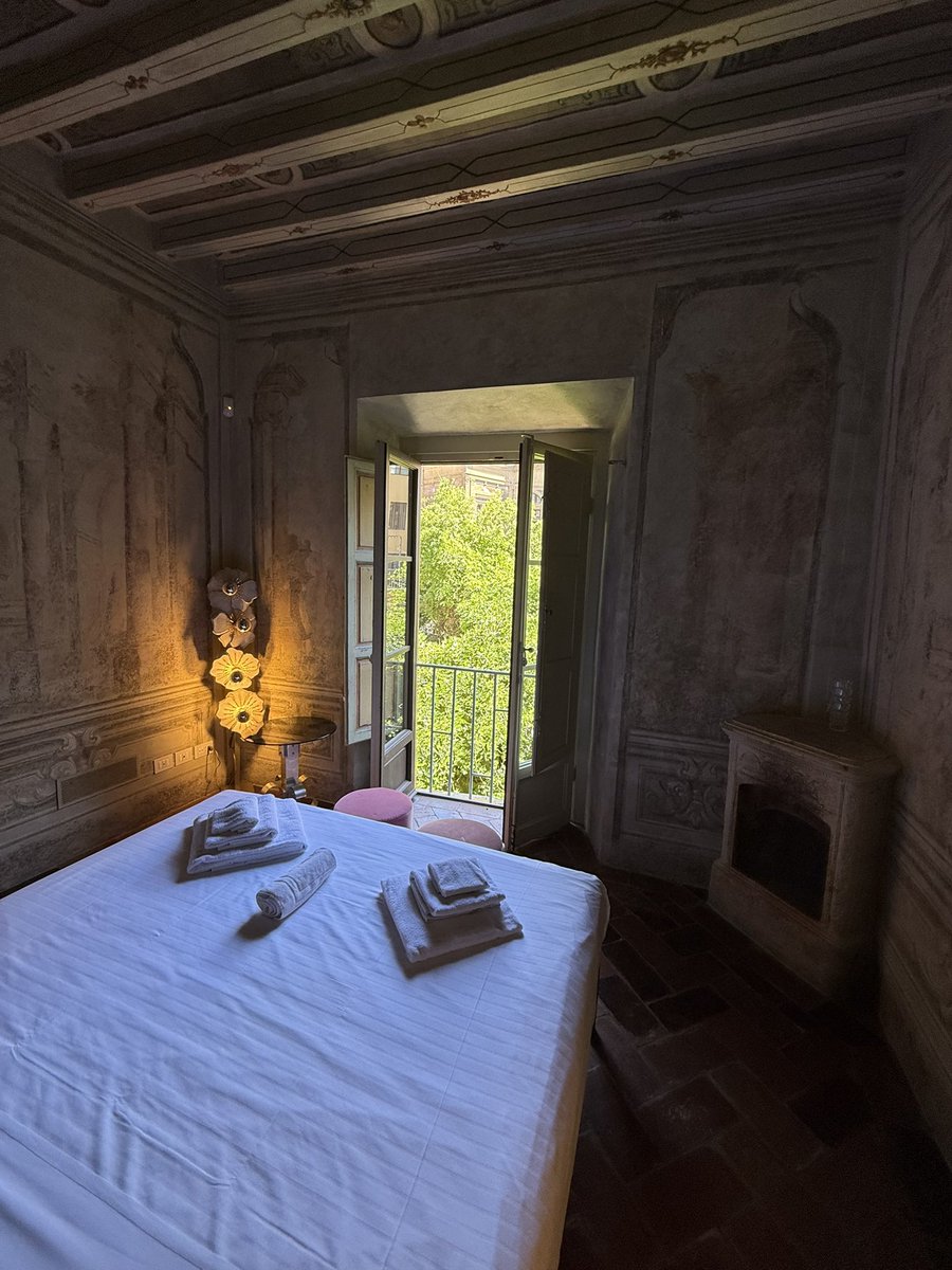 teodorio's tweet photo. Back to my favorite apartment in the world in Florence https://t.co/rGXUkNRDJ1