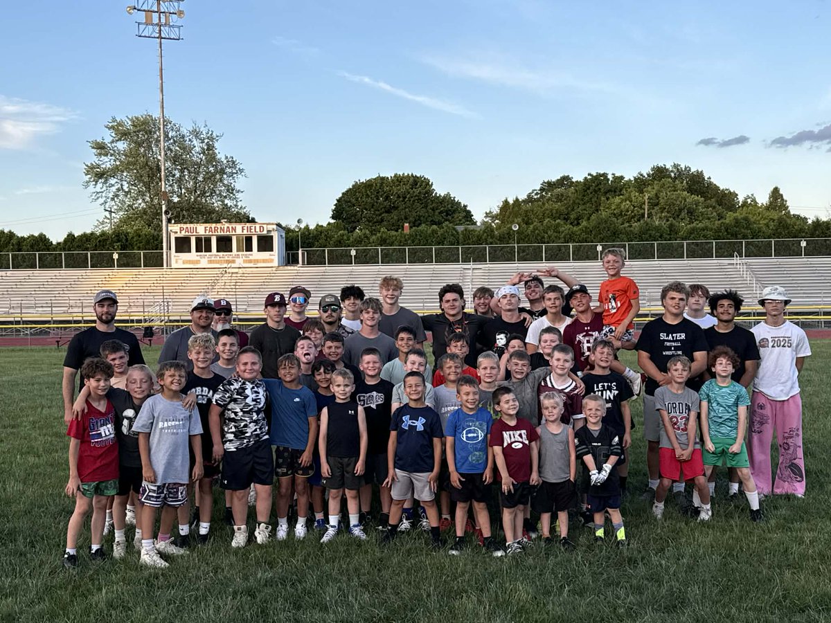 LincRehrig's tweet photo. Had a blast working with the Youth Slaters at camp this week 🏈 

Keep putting in the work and good luck this season!  

#Slaternation #FutureSlaters

@BSlatersFB @ryanrehrig @HunterHop64 @johnny_yepez55 @HurdLucas29 @KrugerBrod14070 @ChaseBrenn99877 https://t.co/8Jd6ba6acX