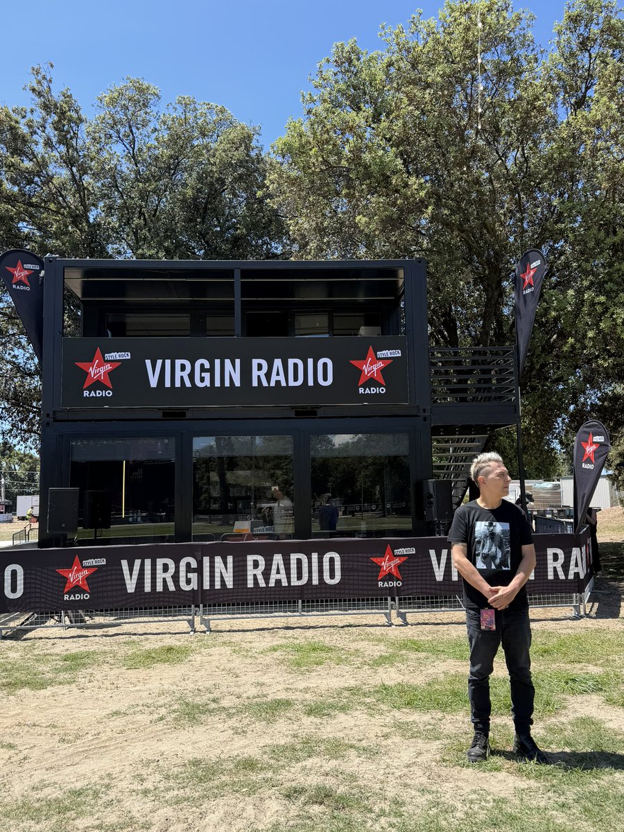 VIRGINRINGO's tweet photo. Diretta #Revolver @VirginRadioIT Poi ore 20.35 #DjSet by Ringo 🎧 Poi ore 21 @TheHives e ore 22.30 #JackWhite 🖤 @La_Prima_Estate #Rocknroll #Live #Tuscany #Hot #Djringo https://t.co/HcbTAXZVRY