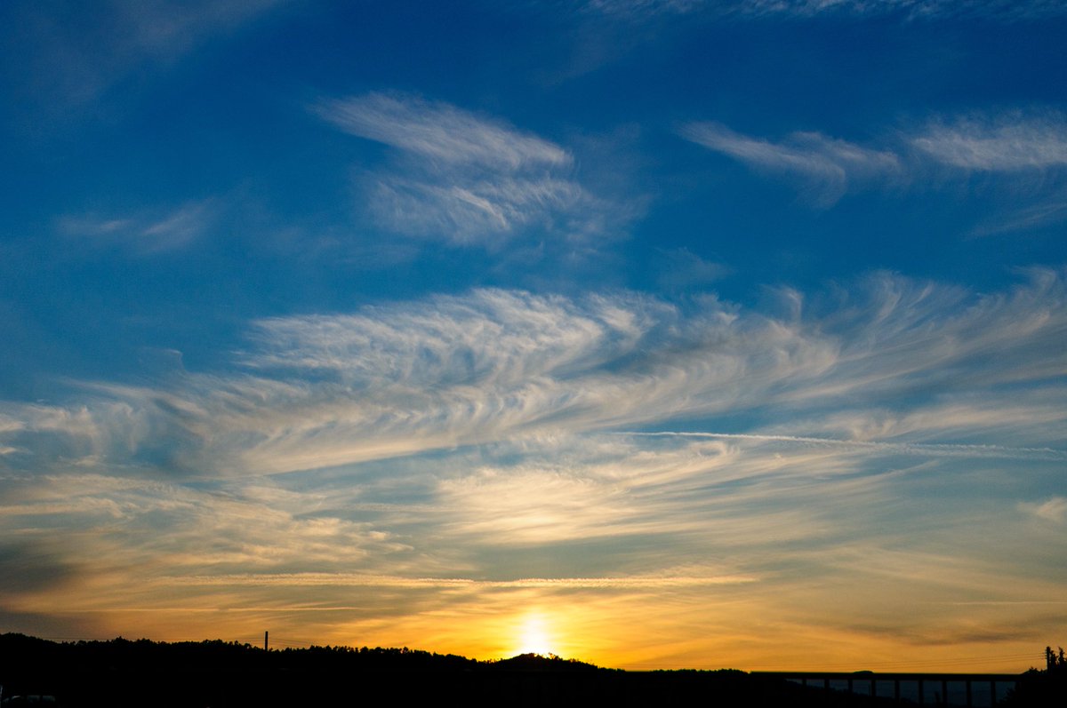 Azucat3939's tweet photo. 本日の夕焼け
Nikon D300S
AF-S DX NIKKOR 35mm f1.8G https://t.co/rkjfvRQXw3