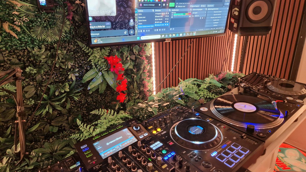 NoderunnersFM's tweet photo. Live sesh starting in a little while.
https://t.co/Nw8DvfRXUX https://t.co/z9EnZHvkEL