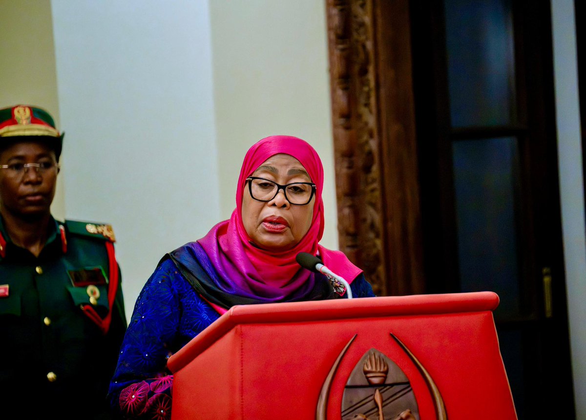 ikulumawasliano's tweet photo. Rais wa Jamhuri ya Muungano wa Tanzania Mhe. Dkt. Samia Suluhu Hassan, akizungumza na viongozi mbalimbali baada ya kumuapisha Mtendaji Mkuu wa Mahakama ya Tanzania Dkt. John Anthony Jingu, Ikulu Jijini Dar es Salaam tarehe 19 Juni, 2026. https://t.co/1UYdWXC5J7
