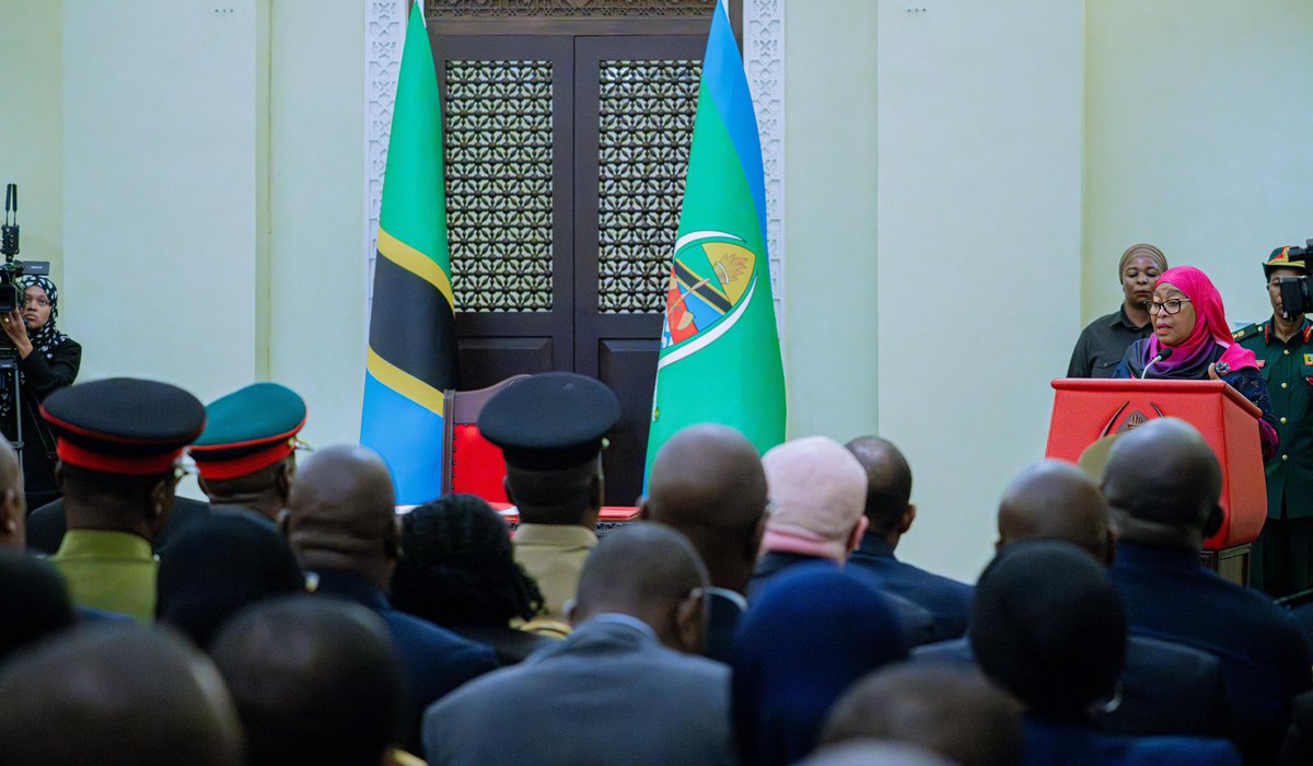 ikulumawasliano's tweet photo. Rais wa Jamhuri ya Muungano wa Tanzania Mhe. Dkt. Samia Suluhu Hassan, akizungumza na viongozi mbalimbali baada ya kumuapisha Mtendaji Mkuu wa Mahakama ya Tanzania Dkt. John Anthony Jingu, Ikulu Jijini Dar es Salaam tarehe 19 Juni, 2026. https://t.co/1UYdWXC5J7