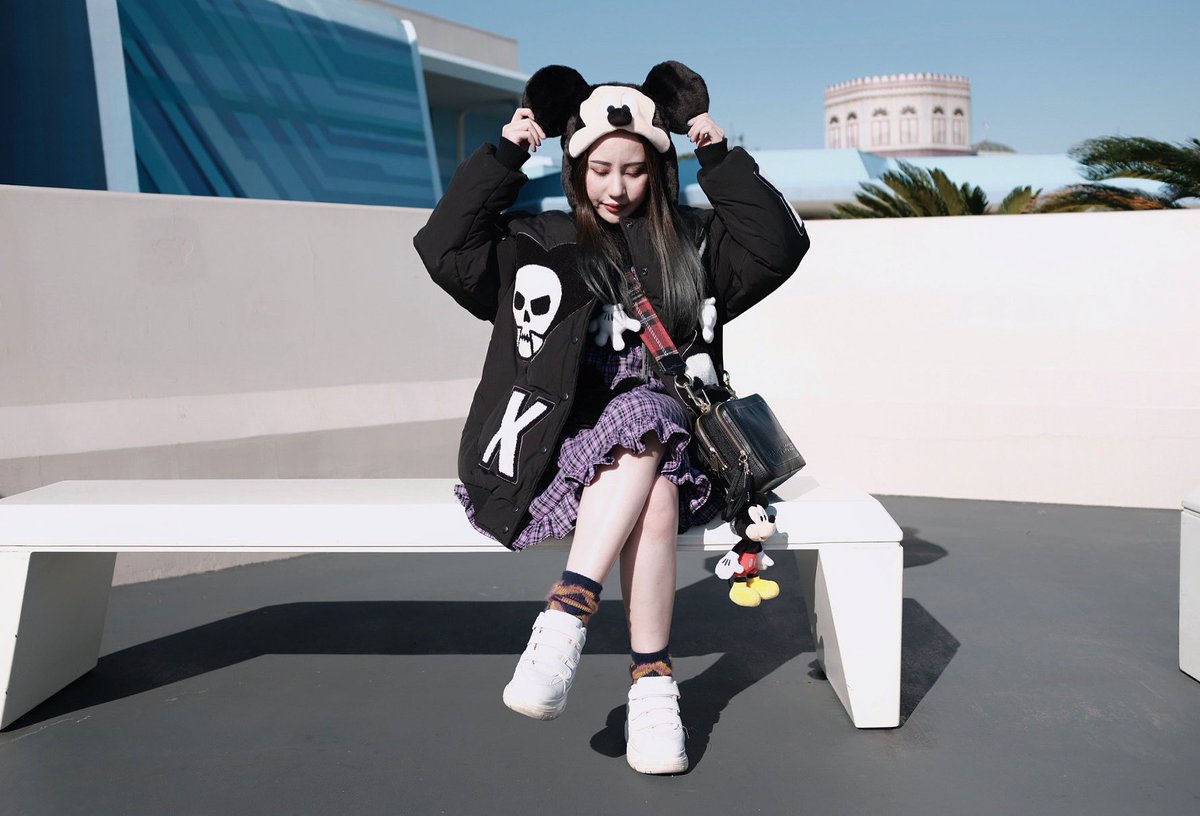 Viviennewonder's tweet photo. Disneyland Tokyo รักมาก ทุกครั้งที่ไปเหมือนได้กลับไปเป็นเด็กเสมอ Disney isn't just a place. It's a feeling , a pause in time where magic is real and your heart feels lighter just being there ✨🤍🪞☁️ https://t.co/VQHNtJtMU0