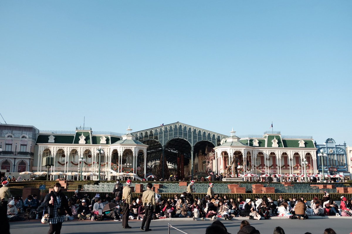Viviennewonder's tweet photo. Disneyland Tokyo รักมาก ทุกครั้งที่ไปเหมือนได้กลับไปเป็นเด็กเสมอ Disney isn't just a place. It's a feeling , a pause in time where magic is real and your heart feels lighter just being there ✨🤍🪞☁️ https://t.co/VQHNtJtMU0