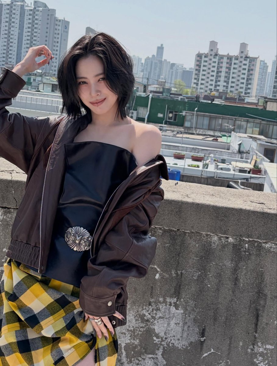 Ryujkin's tweet photo. With the wind whispering sweet nothings against my skin 🌬️🤎 https://t.co/44ZwXpl4Mn