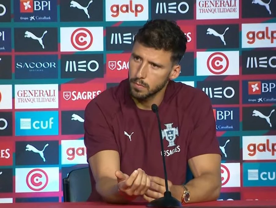 MousaQi's tweet photo. اعتمد منتخب الكونغو خطة دفاعية بخمسة لاعبين في الخط الخلفي. فهل تتمكن البرتغال من تغيير أسلوبها لاختراق هذا الدفاع؟

🗣️روبين دياز:

"أواجه خطوط دفاع مكوّنة من خمسة لاعبين معظم فترات الموسم

عليك أن تظل متمسكاً بمبادئك

وكما قلت فإن الالتزام بمركزك أمر مهم في مثل هذه المباريات https://t.co/x9b9UMrytc