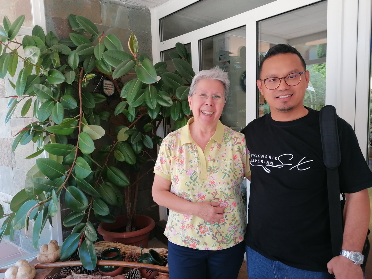 MisionerasComb1's tweet photo. #combonianas Robertus Kardi (Misioneros Javeriano) y Prado Fernández (Misioneras Combonianas) se despiden del Servicio Conjunto (SCAM) de la zona centro. Ha sido un tiempo de trabajo muy intenso, sostenido por la estima recíproca, la confianza, la fraternidad y la disponibilidad https://t.co/oEK7zqsMix
