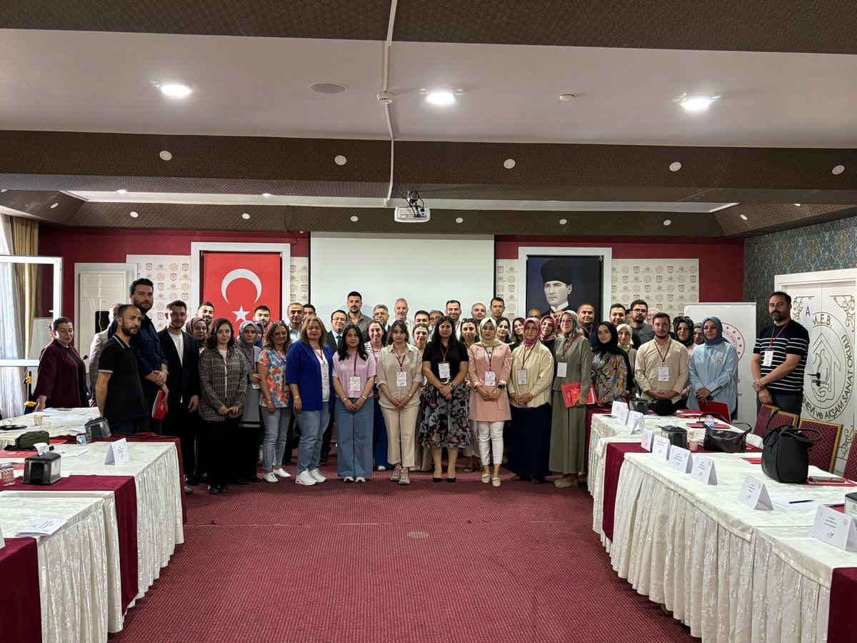 sivasavsh's tweet photo. 📍 Sivas ilimizde gerçekleştirilen ANKA 3.0 Bölge Eğitim Programı çevre illerden gelen meslek elemanlarının  katılımıyla tamamladı.

Bakanlığımız Çocuk Hizmetleri Genel Müdürlüğü tarafından yürütülen ANKA Çocuk Destek Programı’nın güncel versiyonu olan ANKA 3.0 kapsamında, 15-18 Haziran 2026 tarihleri arasında Müdürlüğümüz ev sahipliğinde gerçekleştirilen eğitim programı başarıyla tamamlandı.

Yozgat, Erzincan, Bayburt ve Gümüşhane illerinden katılım sağlayan meslek elemanlarının yer aldığı programın kapanışında, İl Müdürümüz Özgür Kırmızıtaş tarafından katılımcılara teşekkür ve katılım belgeleri takdim edildi. 

Çocuklarımızın psiko-sosyal gelişimlerini desteklemeye yönelik bilgi ve deneyim paylaşımının gerçekleştirildiği eğitim programı yapılan değerlendirmelerin ardından sona erdi.