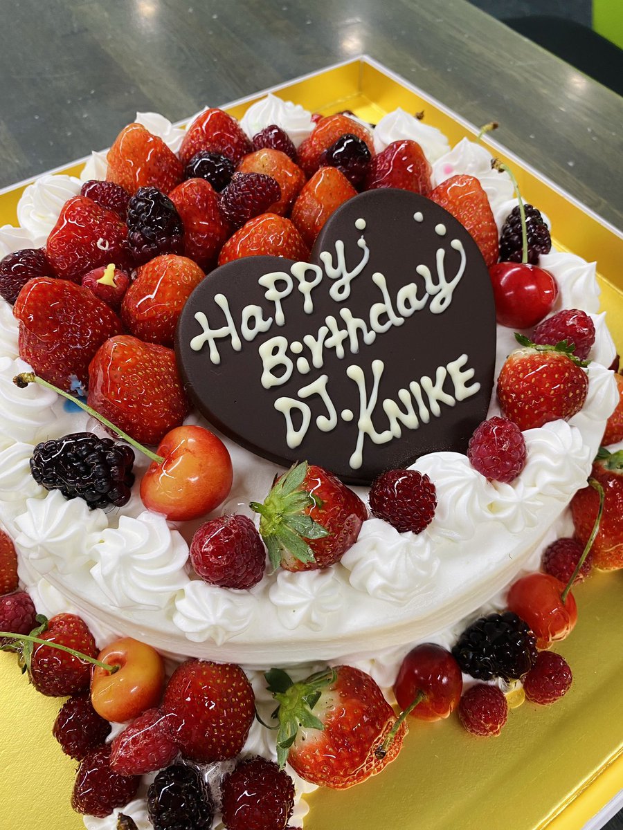 DJknike's tweet photo. 今夜もeトークをお聴きいただきありがとうございました♪

何歳になっても毎年皆様からお祝いメッセージをいただけること、ラジオDJ冥利に尽きる思いです！

人生は一期一会、これからも精進いたします🙆‍♂️

来週も是非お聴きください🙌

#ふくしまfm #ラジオdj https://t.co/sRm8iAplxj